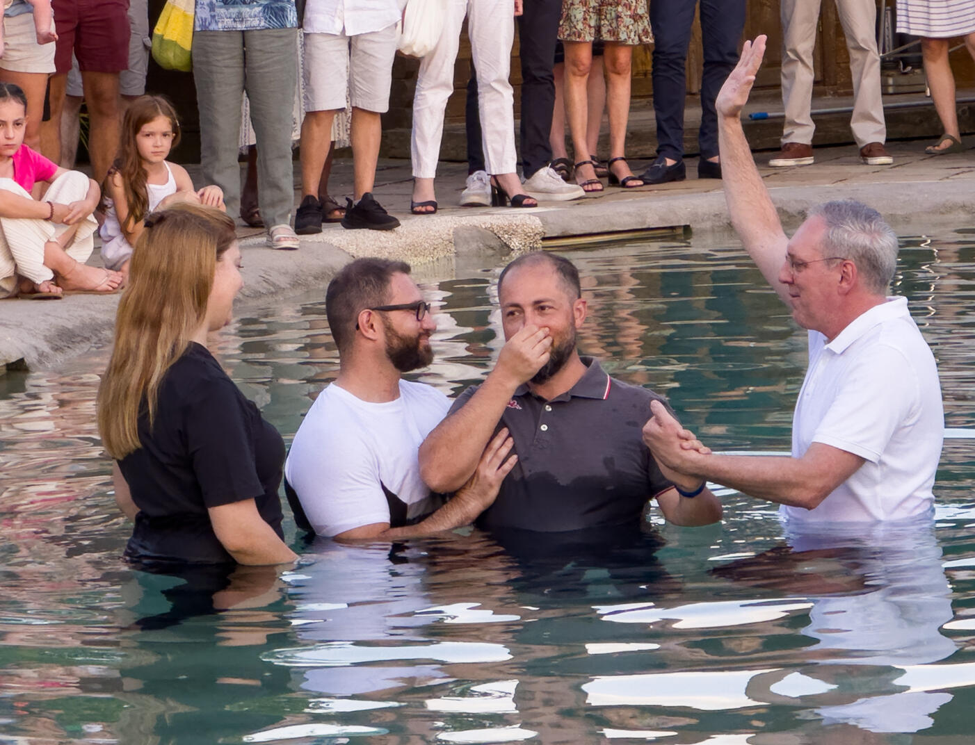 Emiliano insieme con la sua moglie e il suo amico confessa Cristo in battesimo.